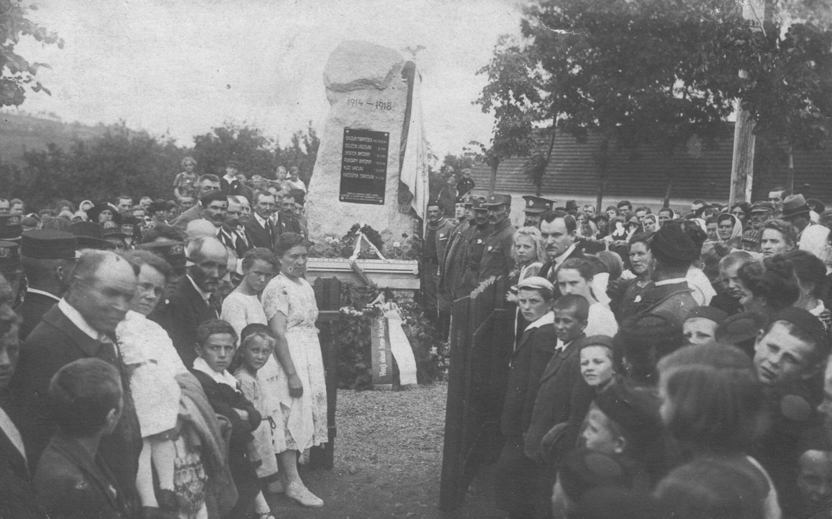 Slavnostní odhalení pomníku hrdinům 1. světové války na návsi v Horních Mokropsech