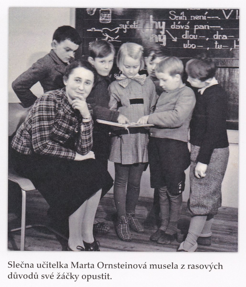 Marta Ornsteinová se svými žáky ve škole v Horních Mokropsech